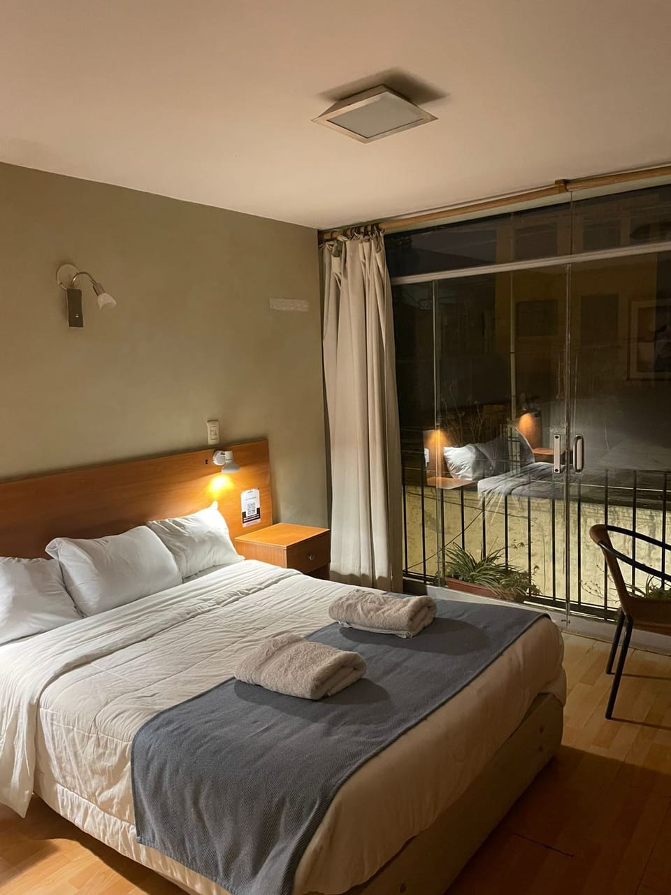 Standard Room | Living area | 40-inch flat-screen TV with cable channels, TV, streaming services
