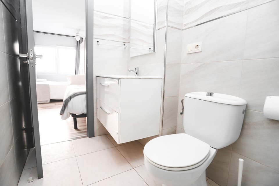 Quadruple Room, Private Bathroom | Bathroom | Shower, towels