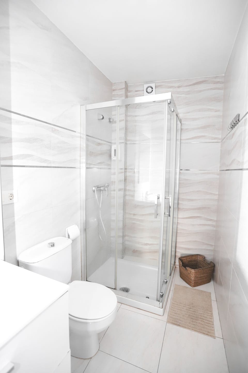 Quadruple Room, Private Bathroom | Bathroom | Shower, towels