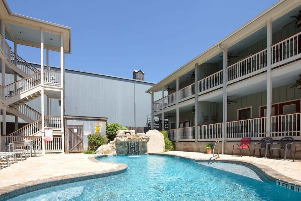Swimming pool located in the middle of complex! 