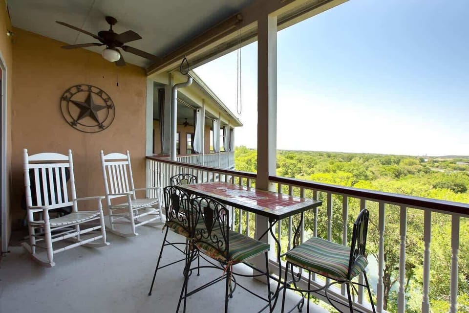 3rd floor balcony! 