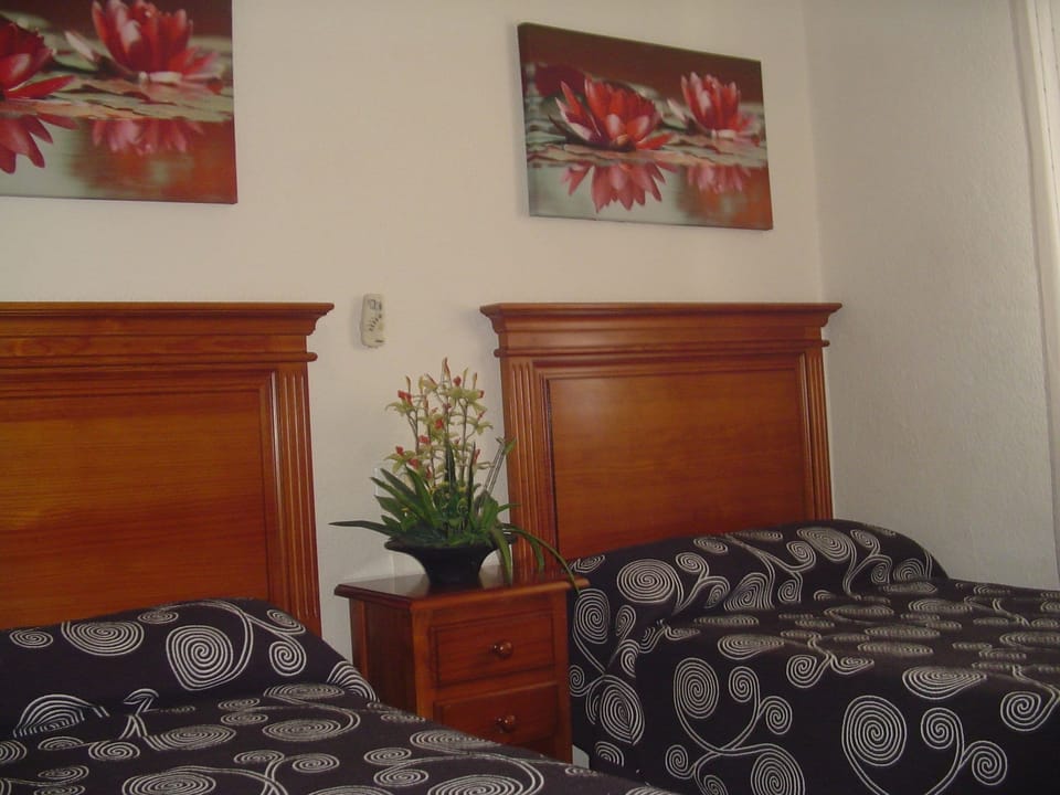Twin Room | In-room safe, free WiFi, bed sheets