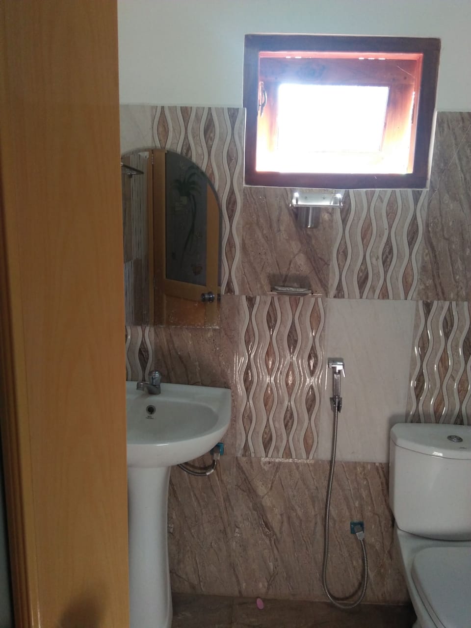 Deluxe Room, 1 Double Bed, Lake View, Lakeside | Bathroom | Shower, free toiletries