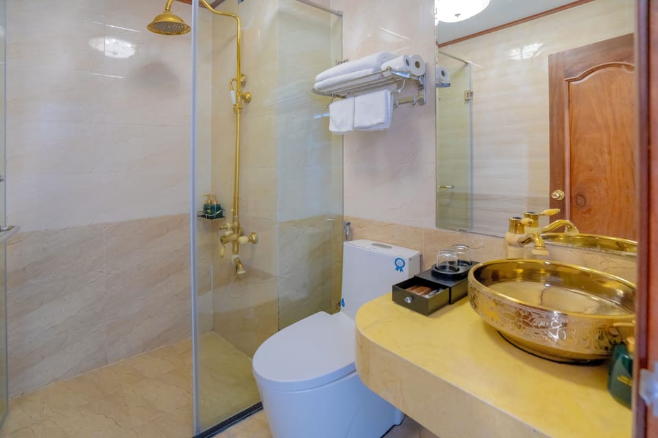 Shower, rainfall showerhead, free toiletries, hair dryer