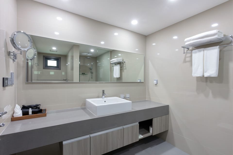 Executive Suite, 1 King Bed, Ocean View (with Free Airport Transfer & 10% off on F&B) | Minibar, in-room safe, desk, blackout drapes