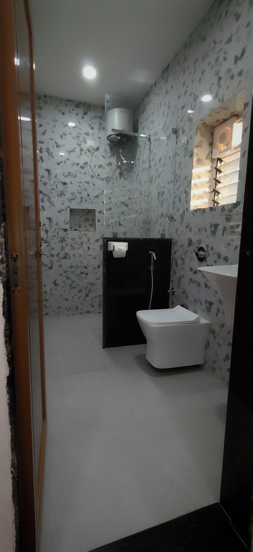 Jasper Deluxe Room (Upper Floor) | Bathroom | Shower, free toiletries, hair dryer, towels