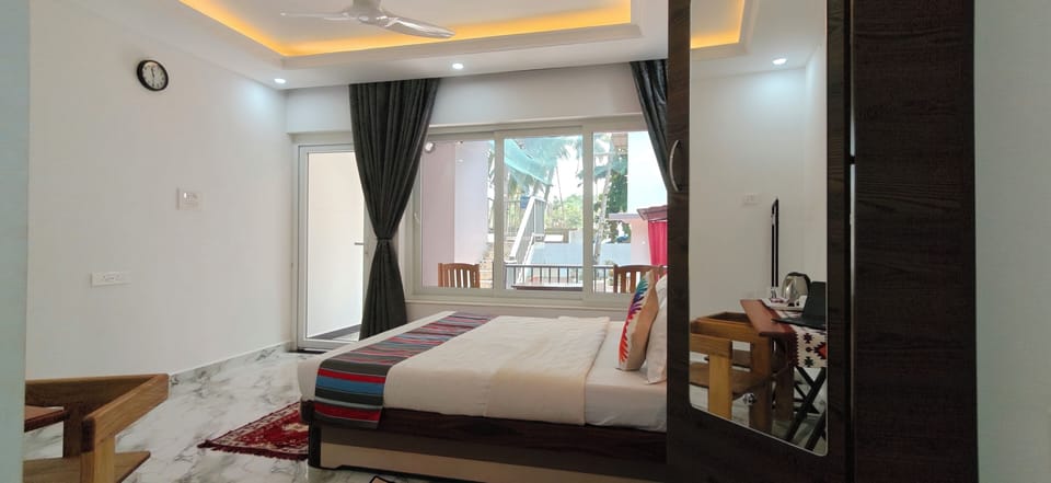 Jasper Deluxe Room (Ground Floor) | Minibar, in-room safe, desk, laptop workspace