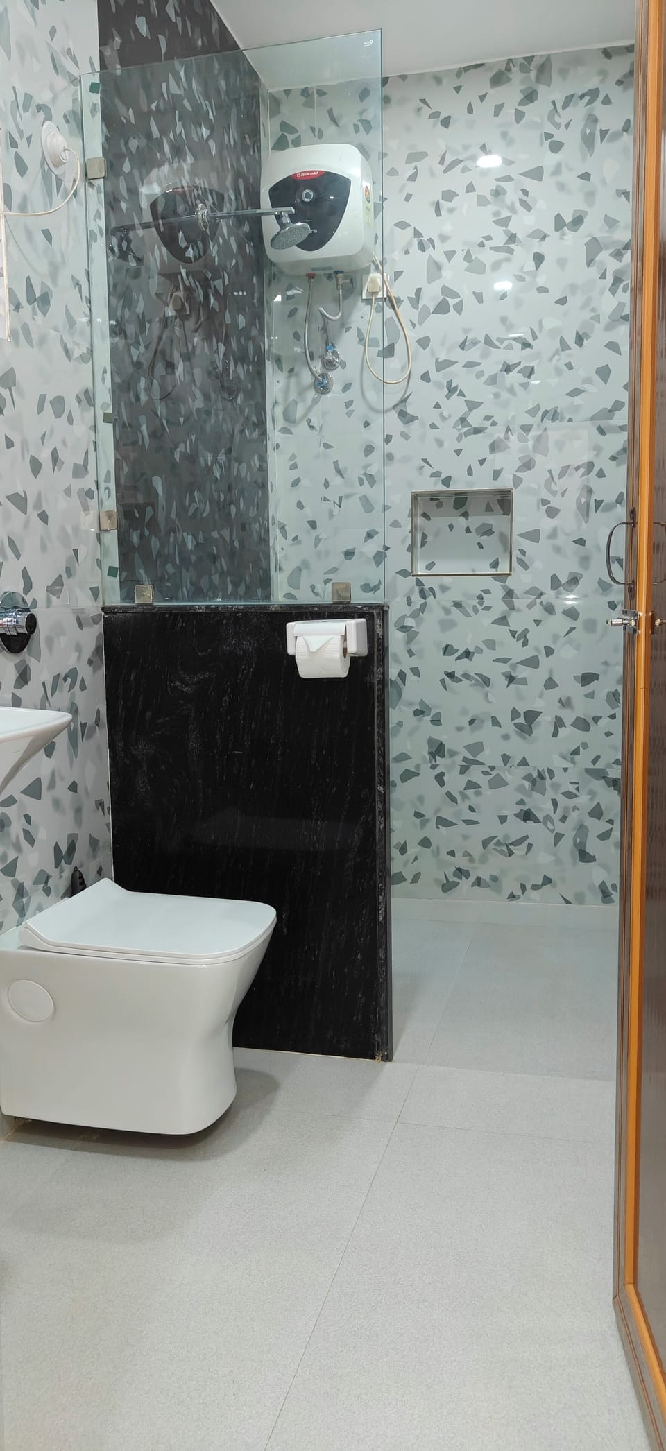 Shower, free toiletries, hair dryer, towels