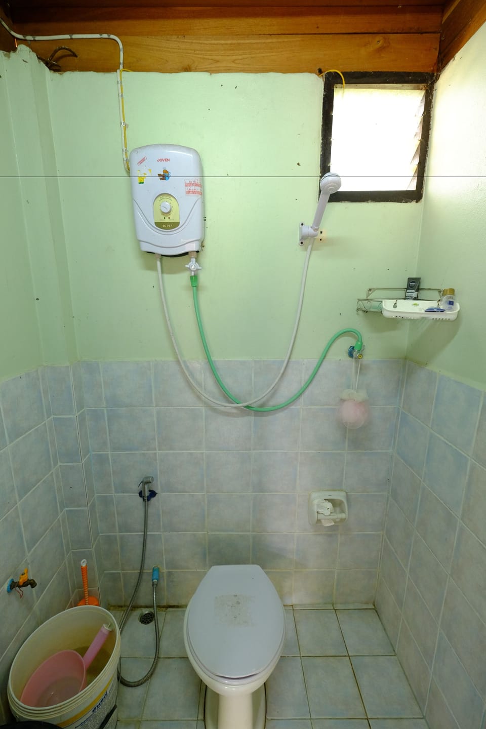 Standard Single Room | Bathroom | Shower, free toiletries, hair dryer, towels