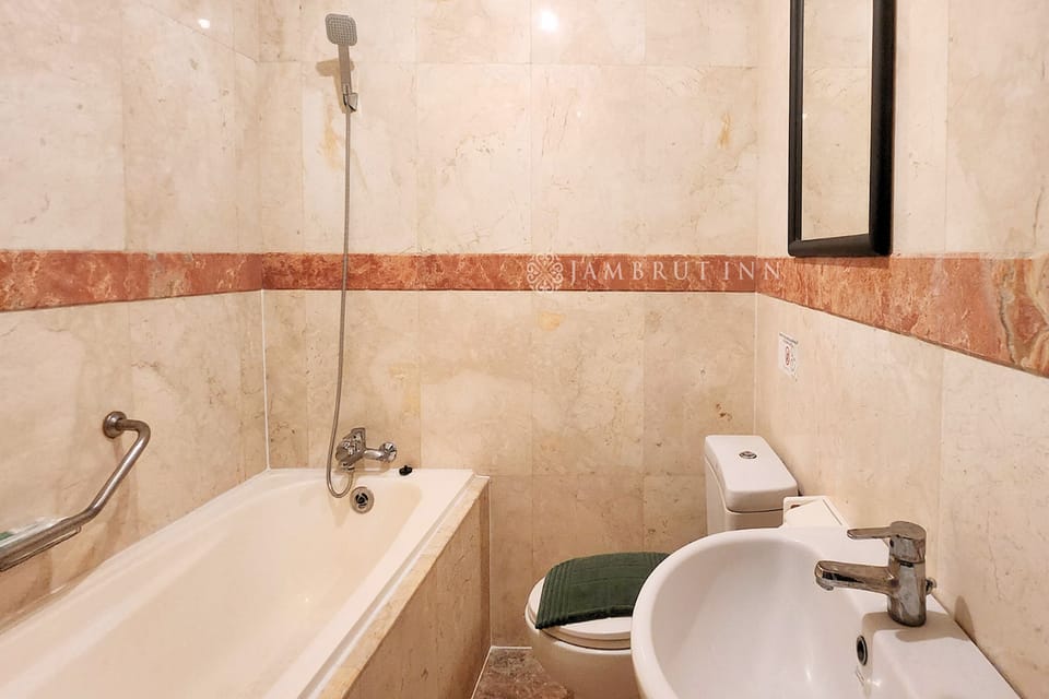 Executive Room | Bathroom | Shower, free toiletries, towels