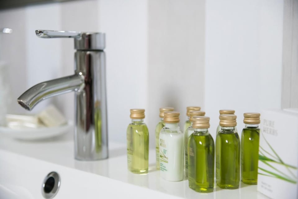 Double Room | Bathroom | Separate tub and shower, jetted tub, rainfall showerhead