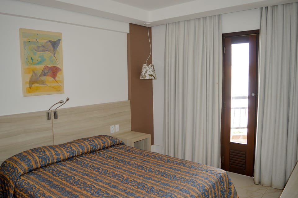 Apartamento Luxo  | Minibar, in-room safe, desk, blackout drapes