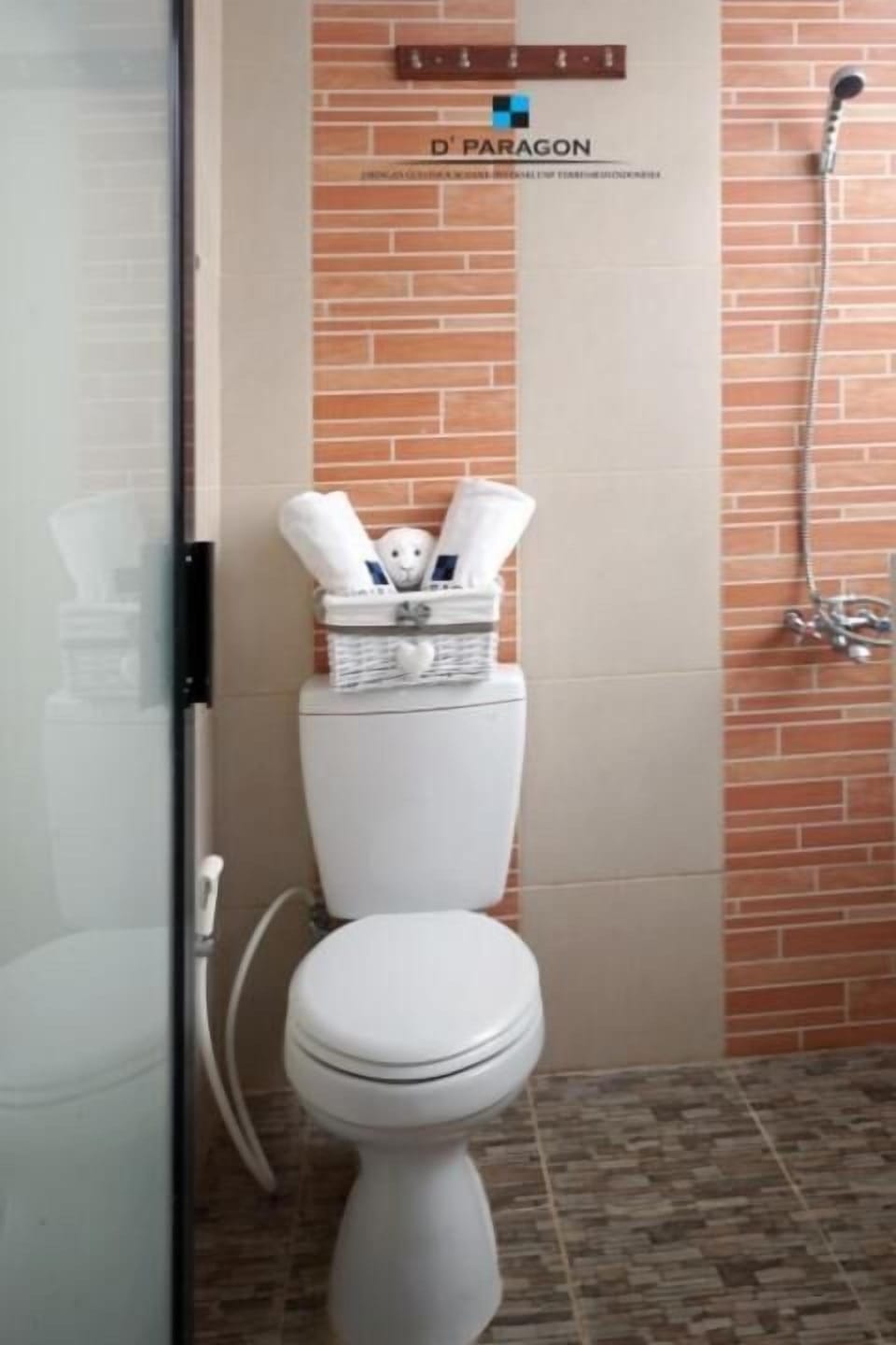 Deluxe Room | Bathroom | Shower, free toiletries, towels