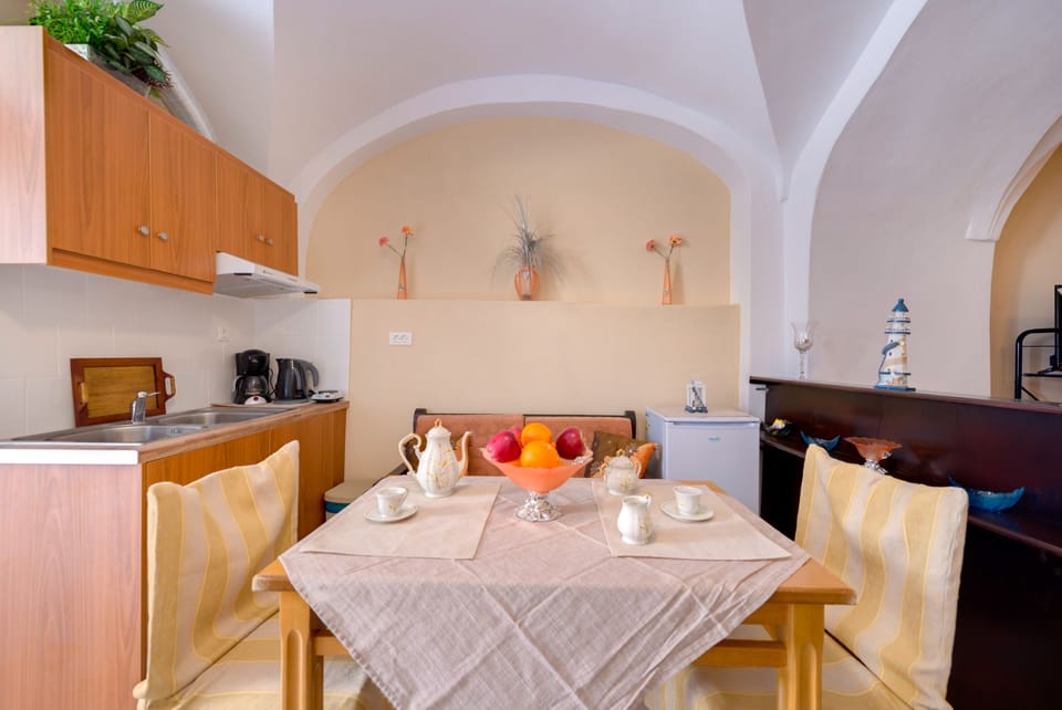 Comfort Studio Suite, Multiple Beds, Kitchenette, City View | Private kitchenette | Fridge, stovetop, coffee/tea maker, electric kettle