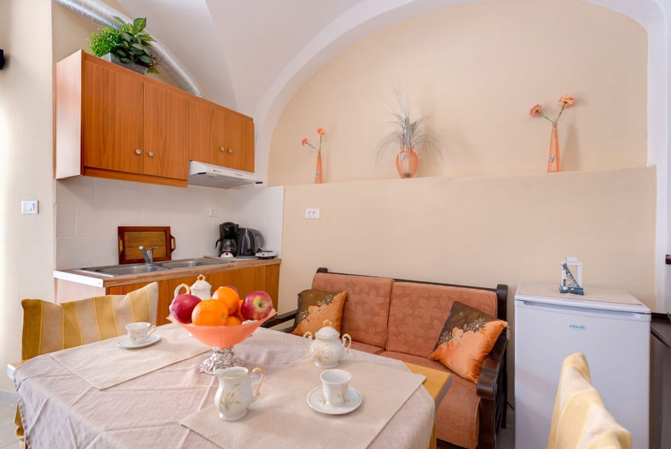 Comfort Studio Suite, Multiple Beds, Kitchenette, City View | Private kitchen | Fridge, stovetop, coffee/tea maker, electric kettle