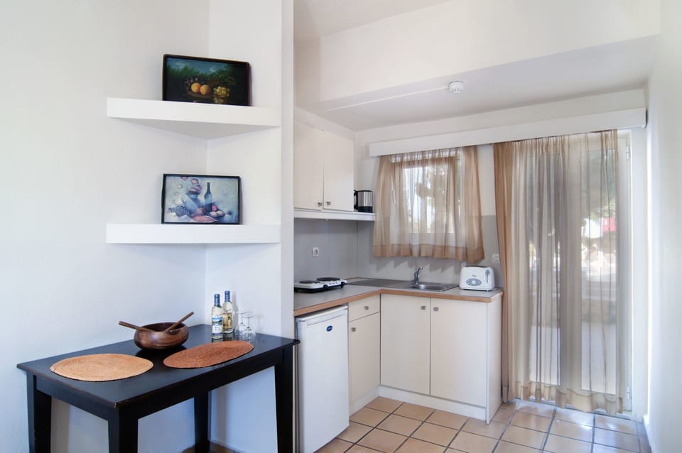 Fridge, toaster, cookware/dishes/utensils, freezer
