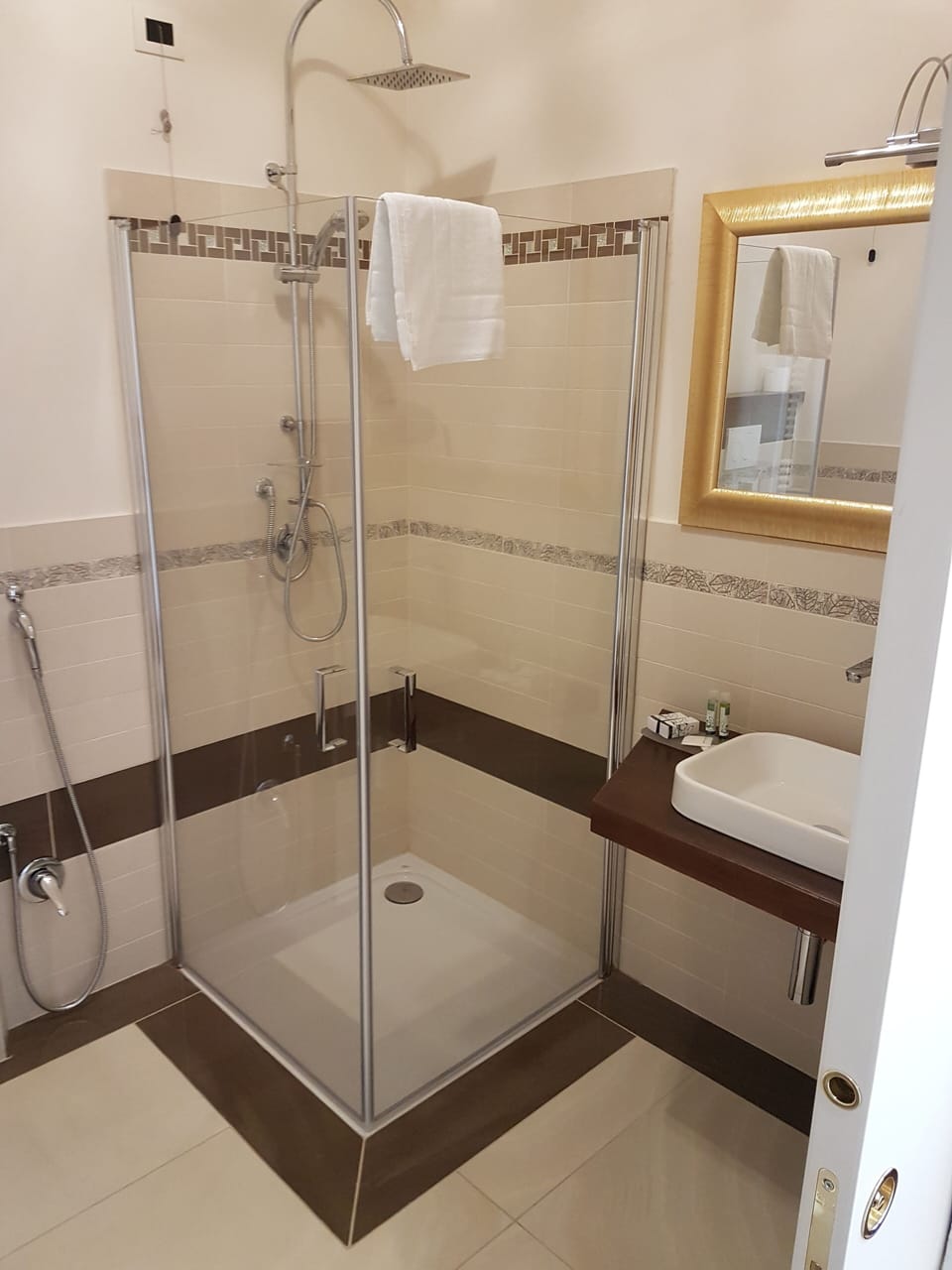 Comfort Double Room, Accessible, Vineyard View | Bathroom | Shower, free toiletries, hair dryer, bidet