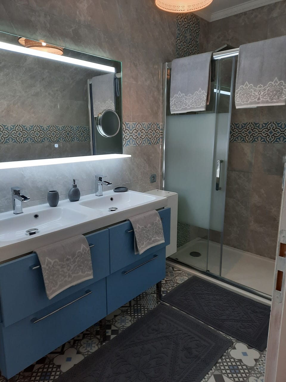 Room, Vineyard View | Bathroom | Shower, free toiletries, hair dryer, towels