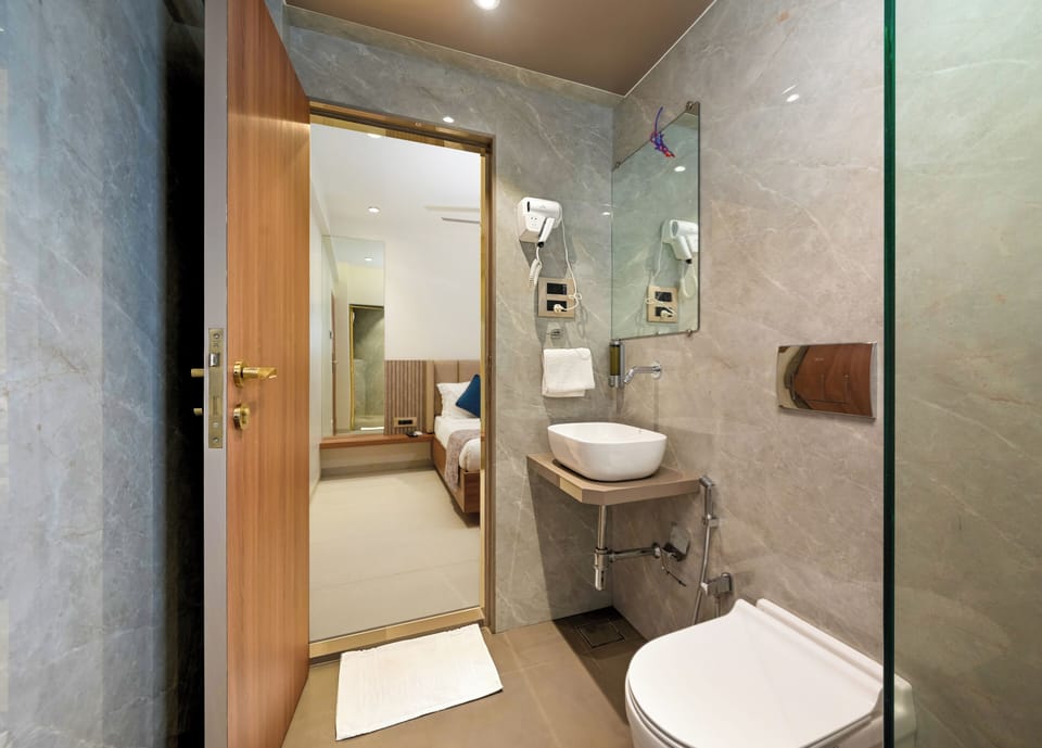 Deluxe Double Room | Bathroom | Shower, rainfall showerhead, free toiletries, bathrobes