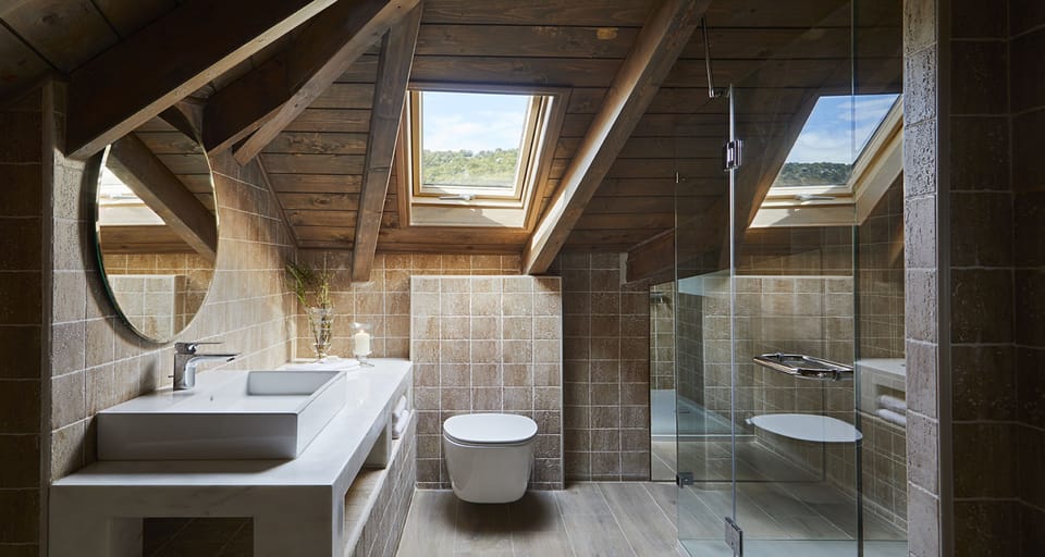 Attic Suite | Bathroom | Shower, eco-friendly toiletries, hair dryer, bathrobes