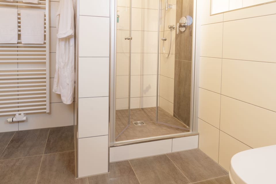 Comfort Double Room | Bathroom | Free toiletries, slippers, towels