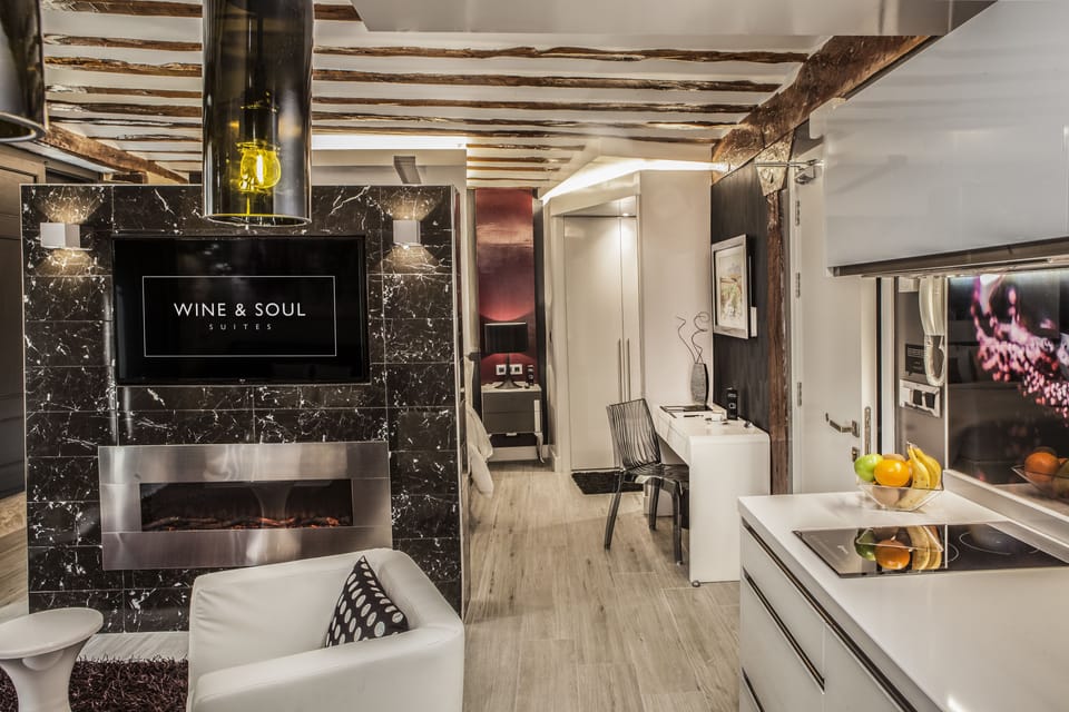Deluxe Suite (Suite Crianza) | Living area | Flat-screen TV, fireplace, heated floors