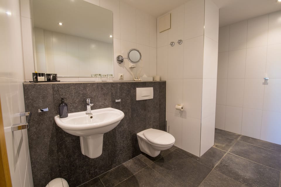 Shower, free toiletries, hair dryer, bathrobes