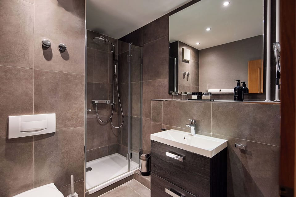Double Room, 1 Double Bed | Bathroom | Shower, free toiletries, hair dryer, bathrobes
