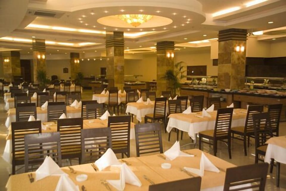 4 restaurants; breakfast, lunch, and dinner served