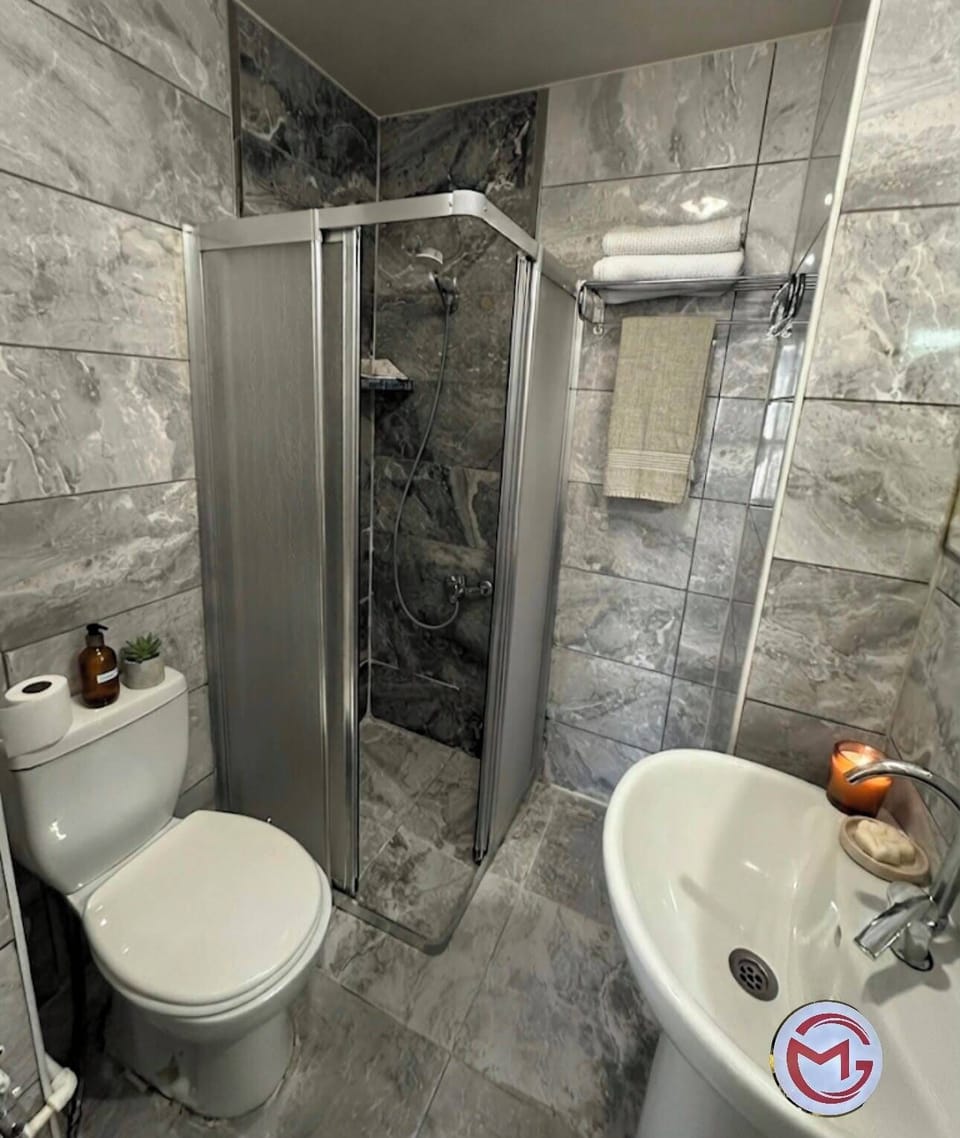 Jetted tub, free toiletries