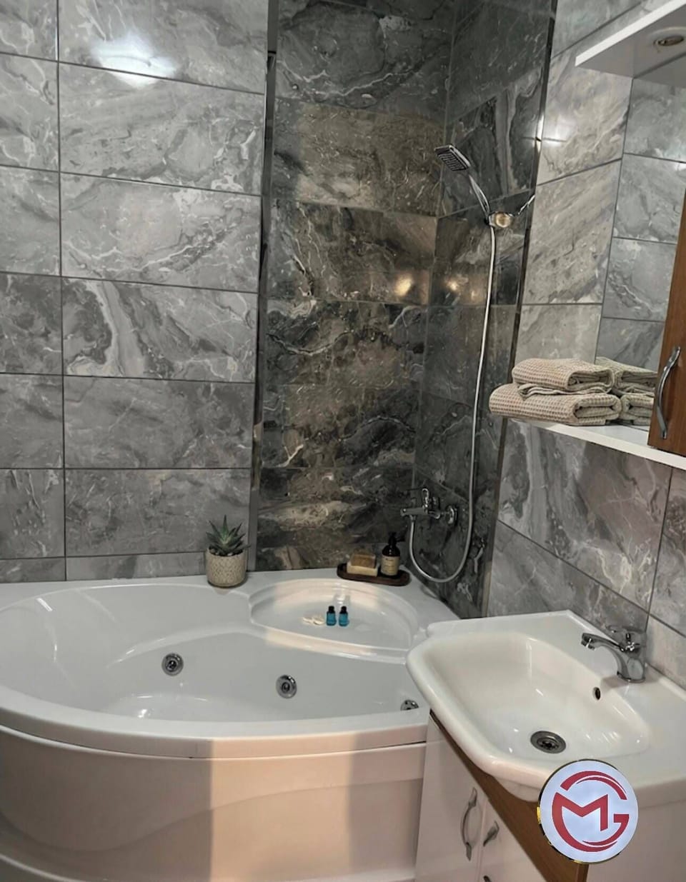 Jetted tub, free toiletries