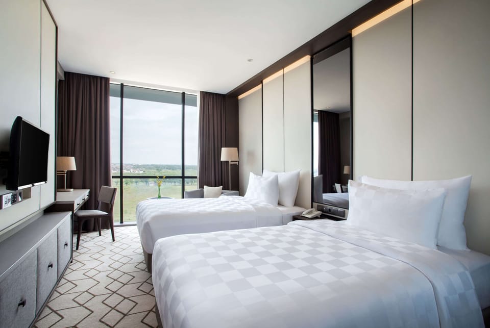 Pillowtop beds, in-room safe, desk, blackout drapes