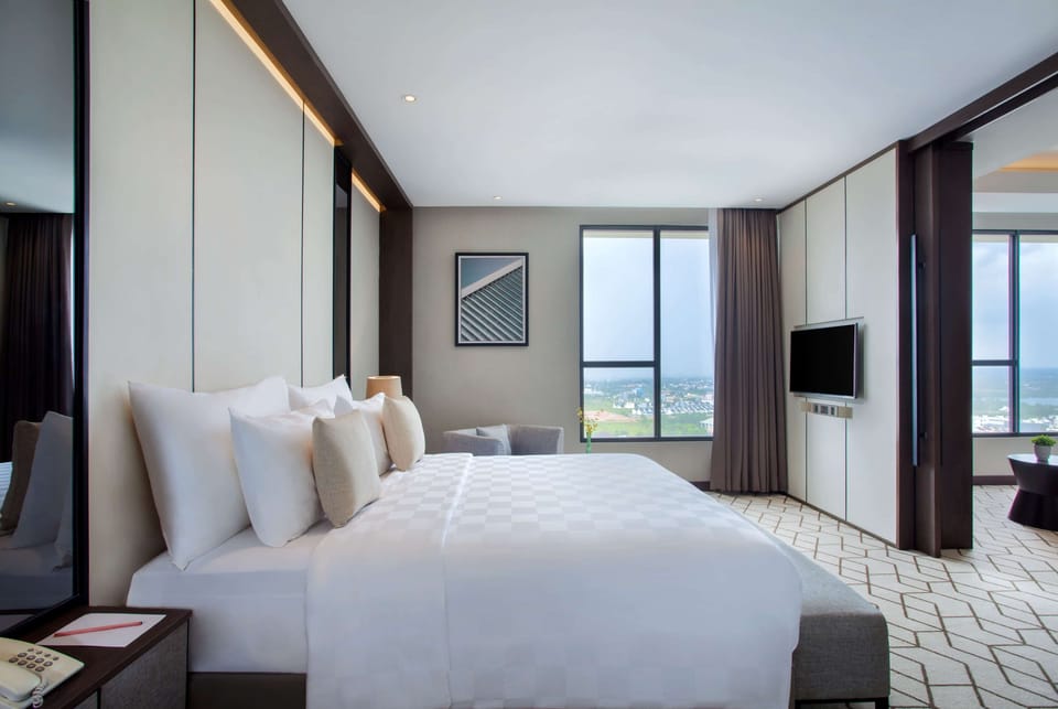 Pillowtop beds, in-room safe, desk, blackout drapes