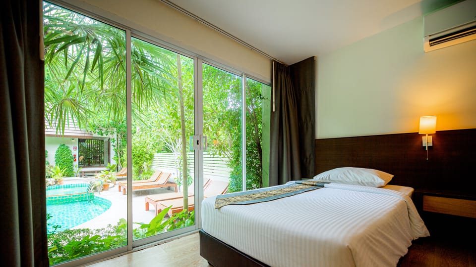 Basic Double or Twin Room | Minibar, in-room safe, desk, free WiFi