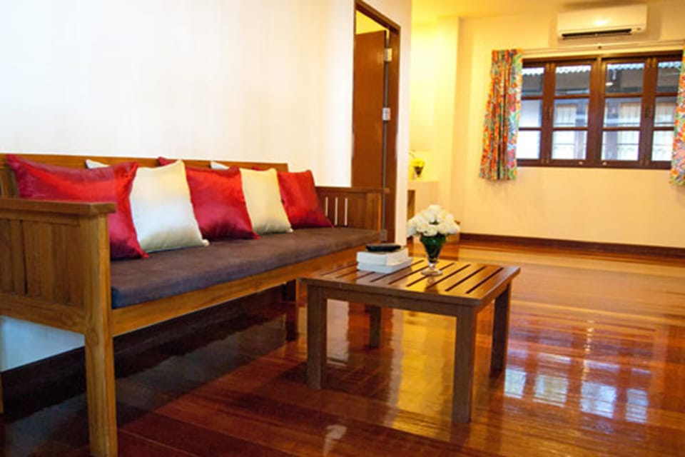 Two Bedrooms Bungalow | Living room | Flat-screen TV