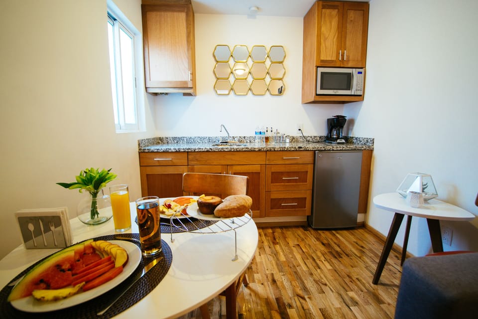 Superior Apartment, 1 Queen Bed with Sofa bed, Private Bathroom | In-room dining