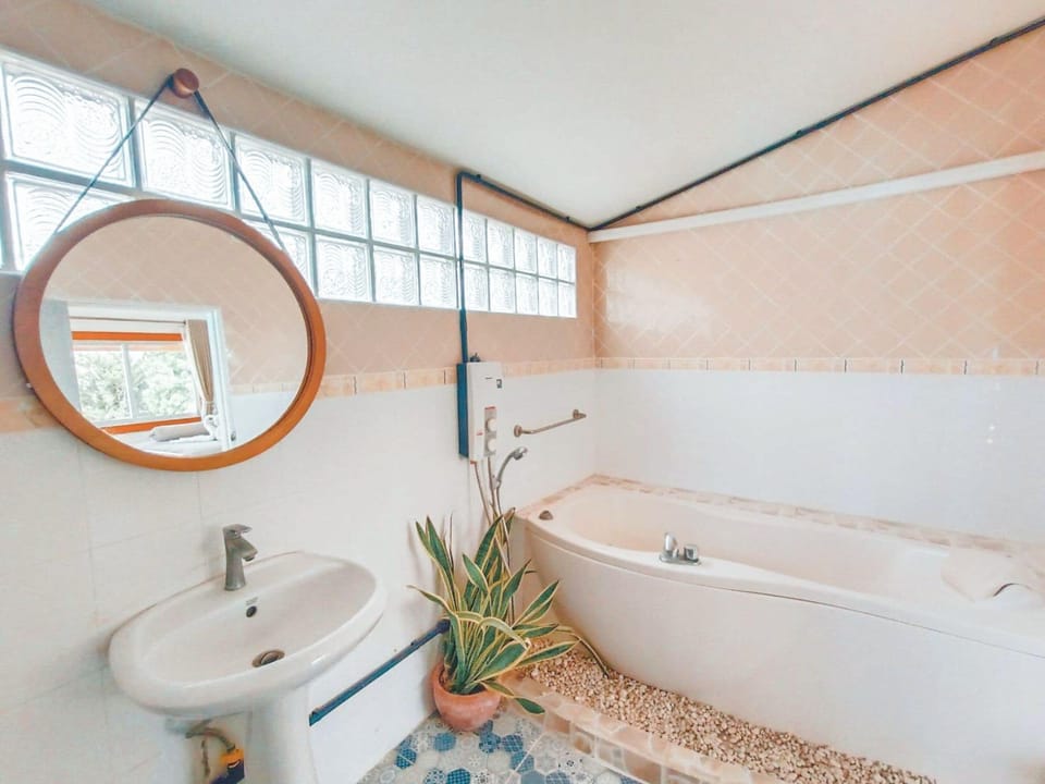 Premium Room, Sea View | Bathroom | Shower, hydromassage showerhead, free toiletries, bidet
