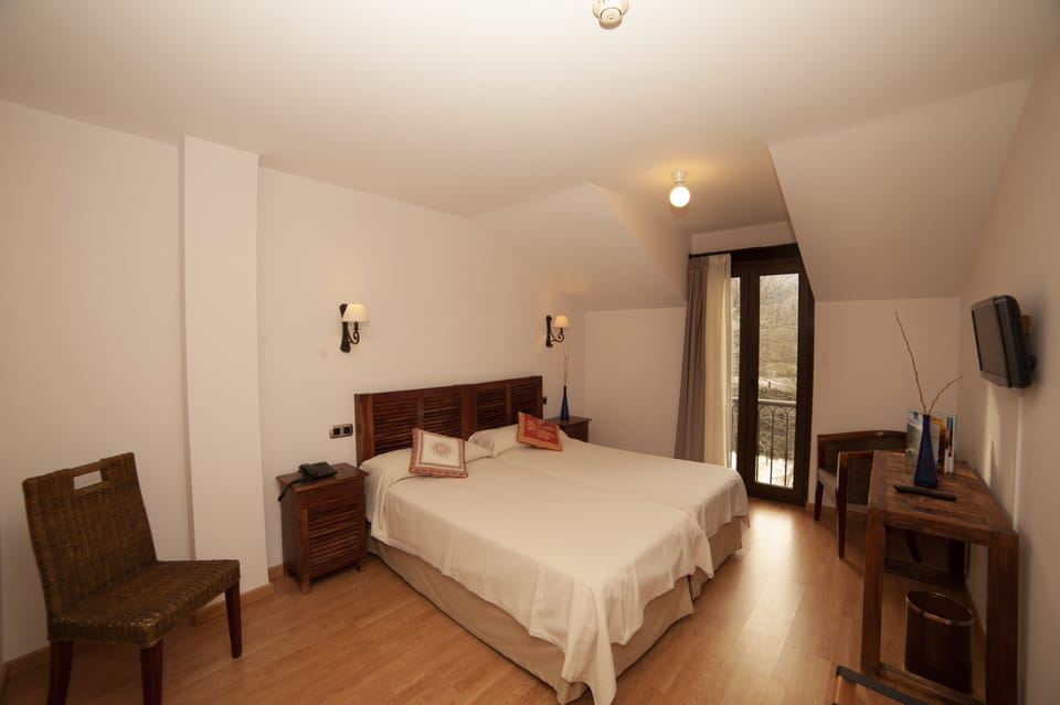 Standard Double Room | In-room safe, desk, free cribs/infant beds, rollaway beds
