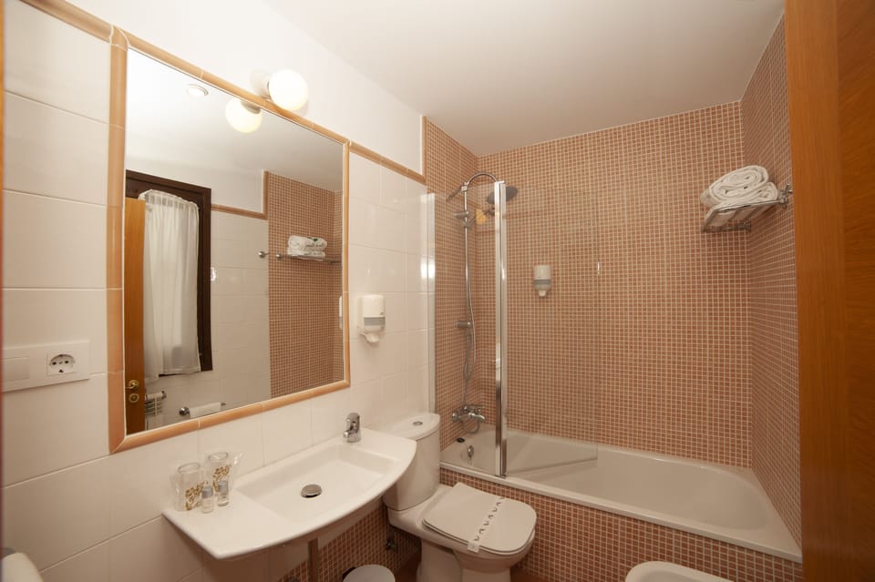 Standard Double Room | Bathroom | Hair dryer, towels, soap, shampoo