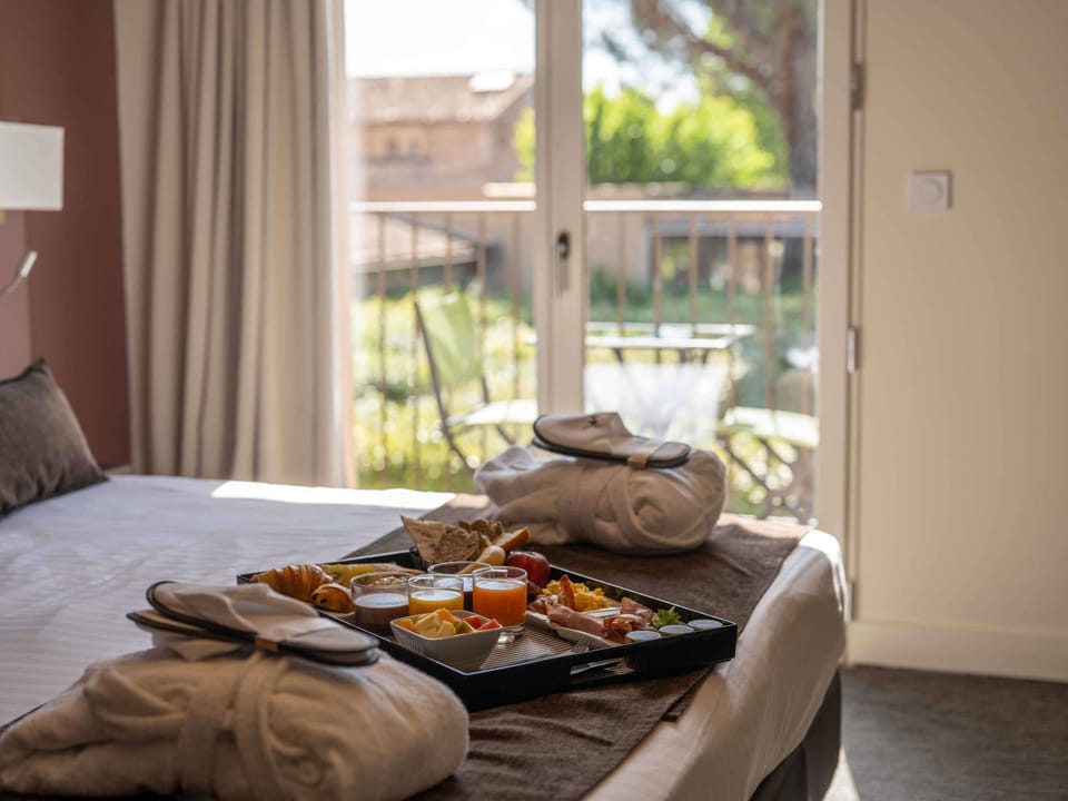 Daily buffet breakfast (EUR 17.80 per person)