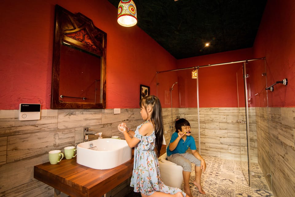 Comfort Quadruple Room | Bathroom | Shower, free toiletries, hair dryer, slippers