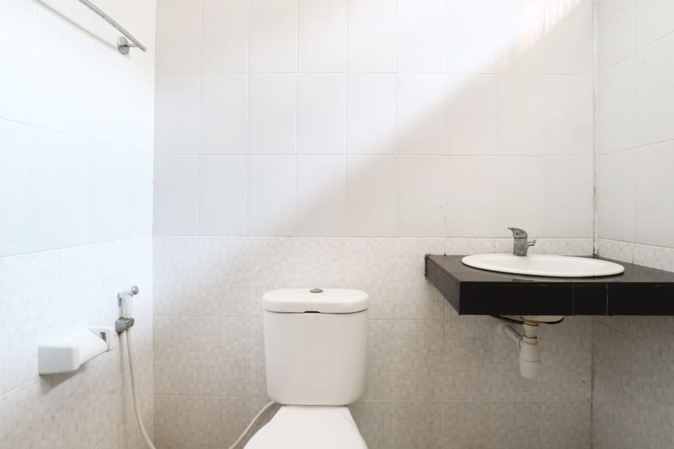 Economy Room | Bathroom | Shower, rainfall showerhead, towels