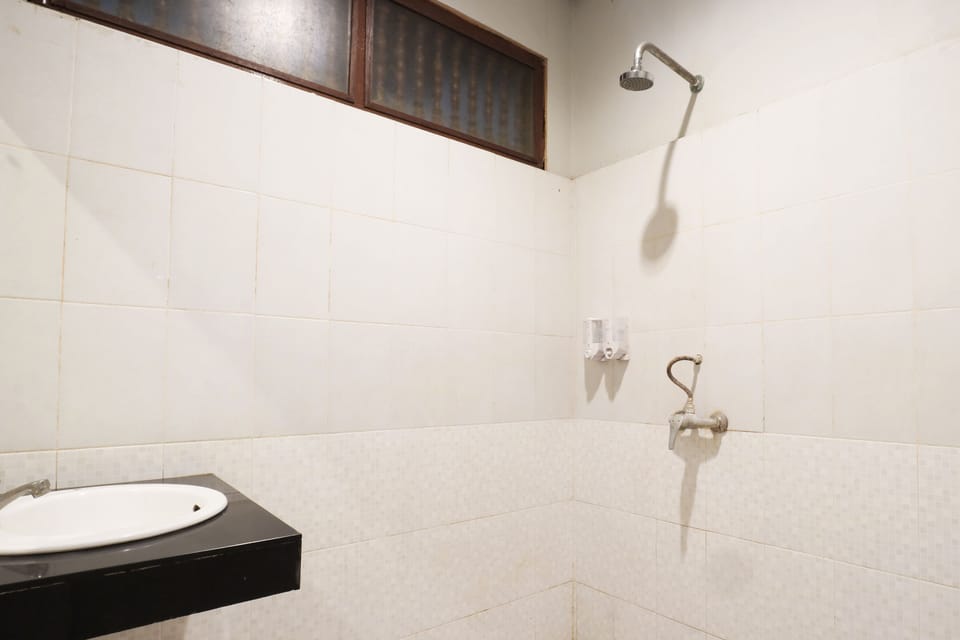 Standard Room | Bathroom | Shower, rainfall showerhead, towels