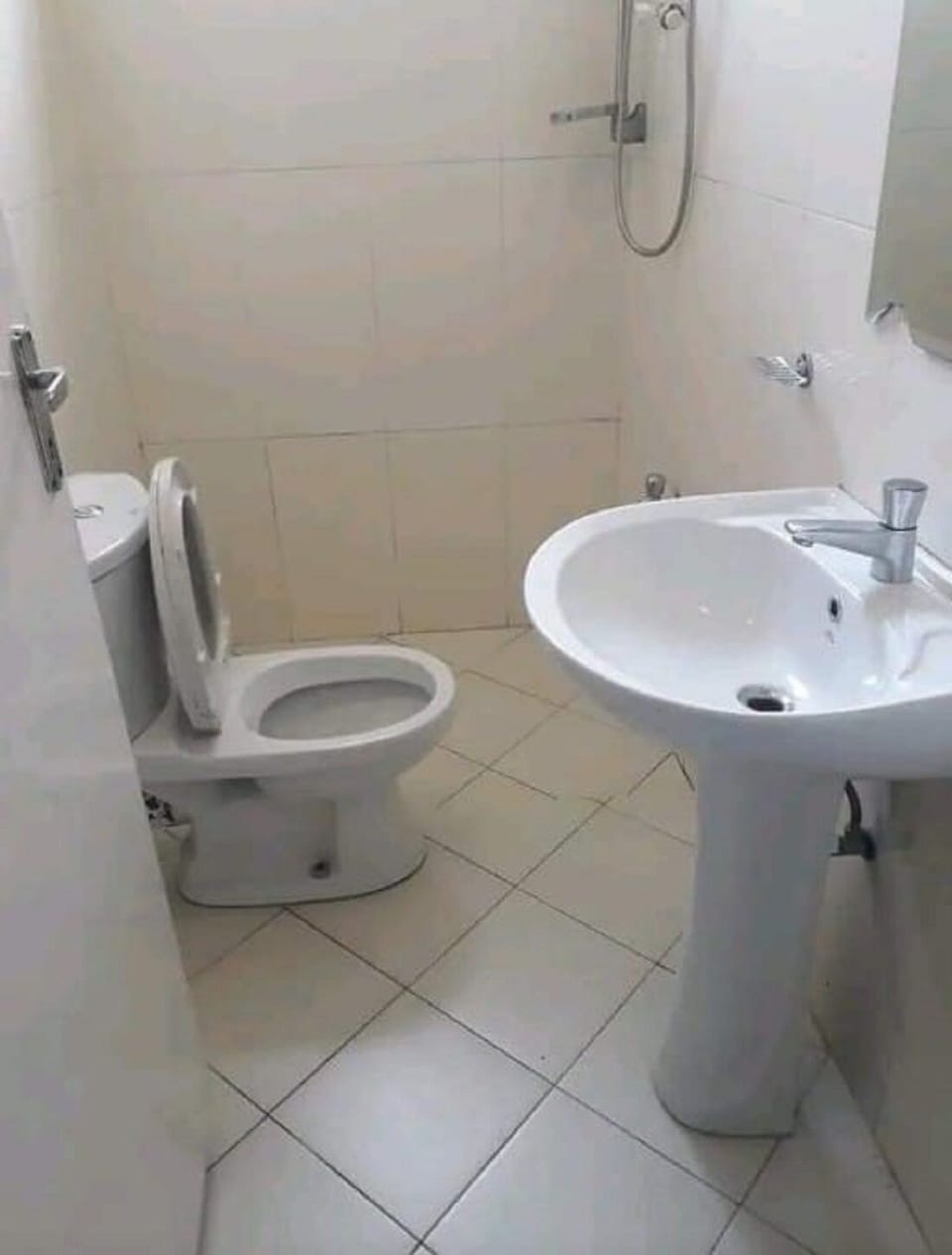 Shower, rainfall showerhead, free toiletries, towels