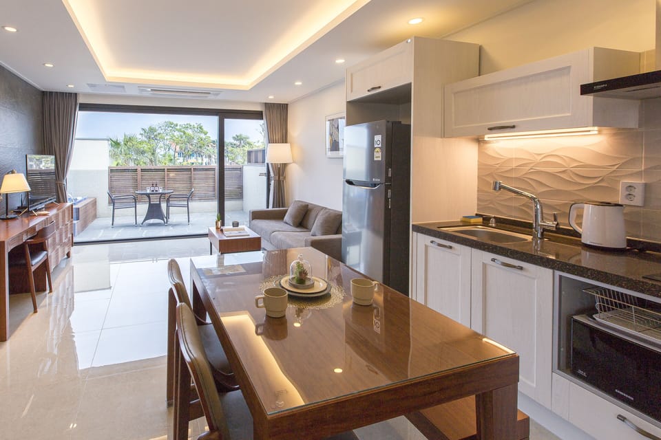 Premier Spa & Terrace | Private kitchen | Fridge, microwave, cookware/dishes/utensils