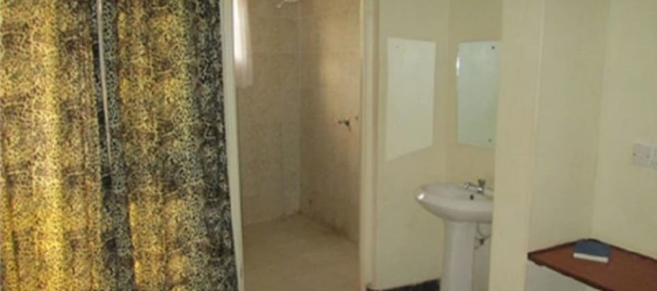 Standard Room | Bathroom | Shower, free toiletries, slippers, towels
