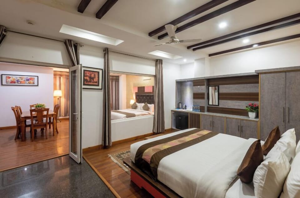 Suite | Select Comfort beds, soundproofing, iron/ironing board, free WiFi