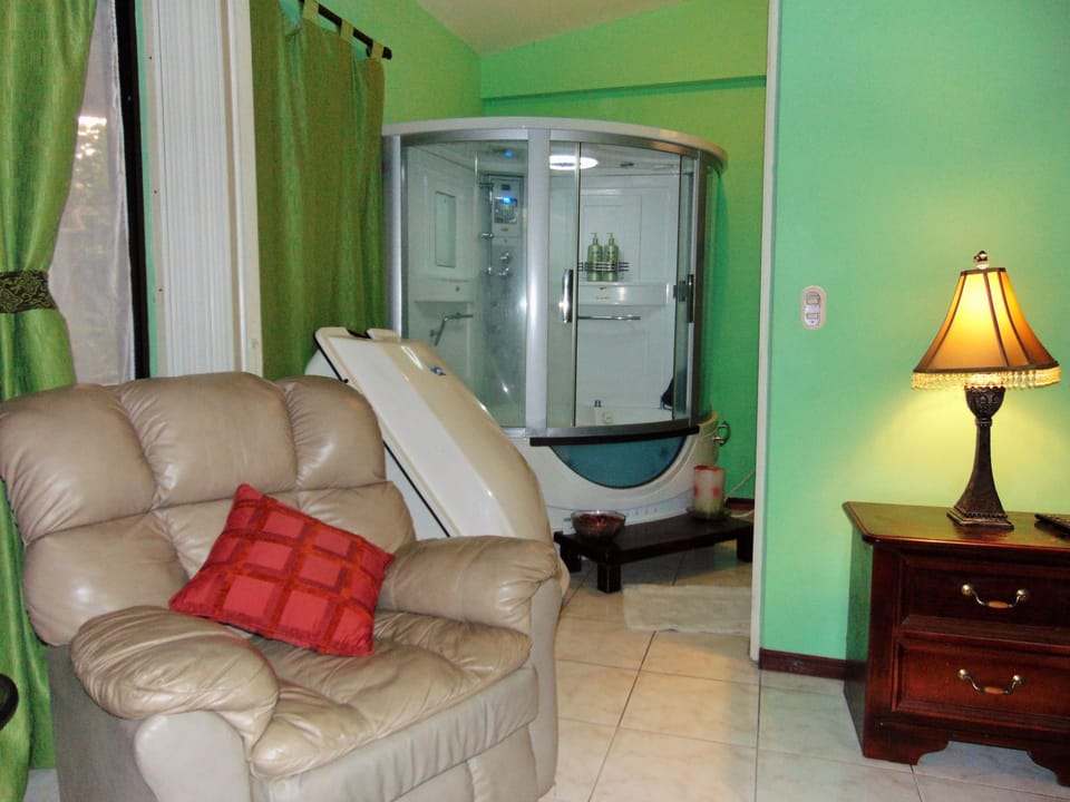 Honeymoon Room | In-room safe, desk, blackout drapes, iron/ironing board