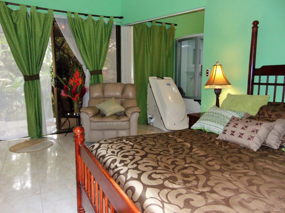 Honeymoon Room | In-room safe, desk, blackout drapes, iron/ironing board