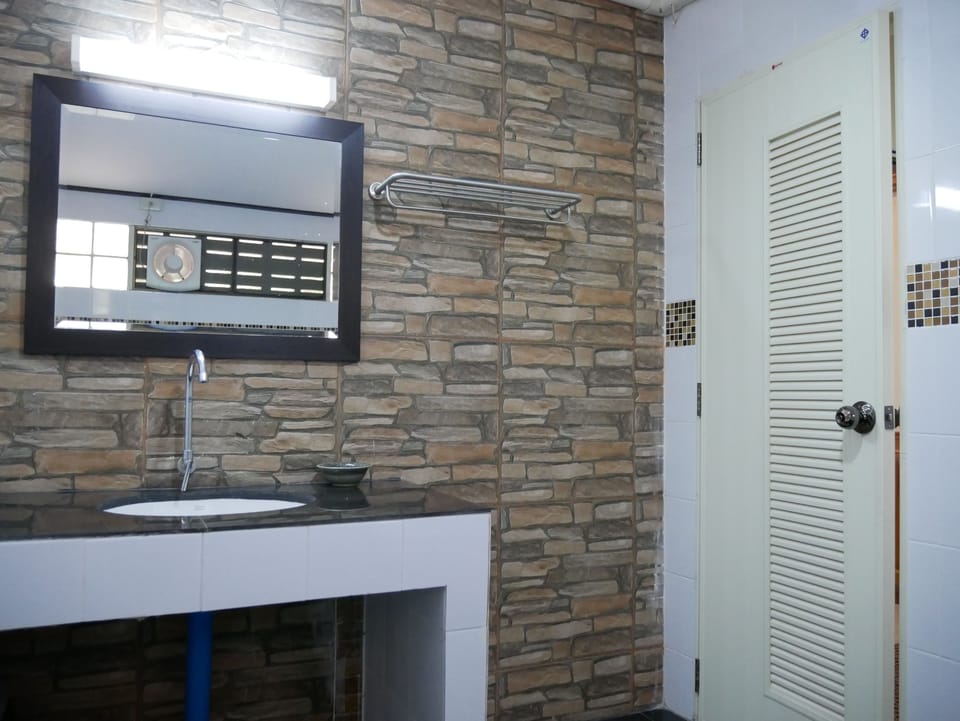 Superior Quadruple Room With Garden View | Bathroom sink